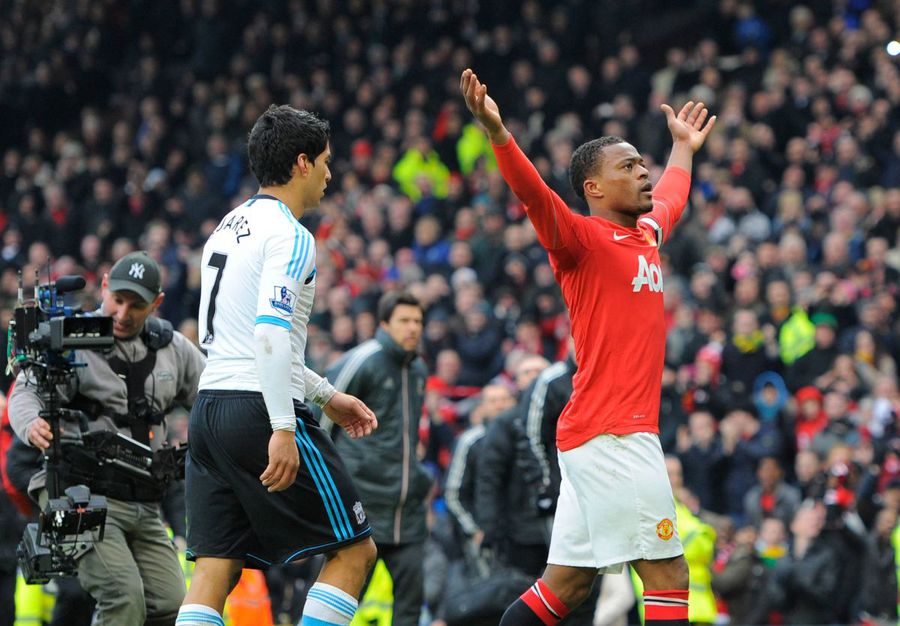 Incident between Patrice Evra and Luis Suarez, in a derby between Manchester United and Liverpool / Photo: IMAGO Shock! Patrice Evra throws the attacker who abused racist