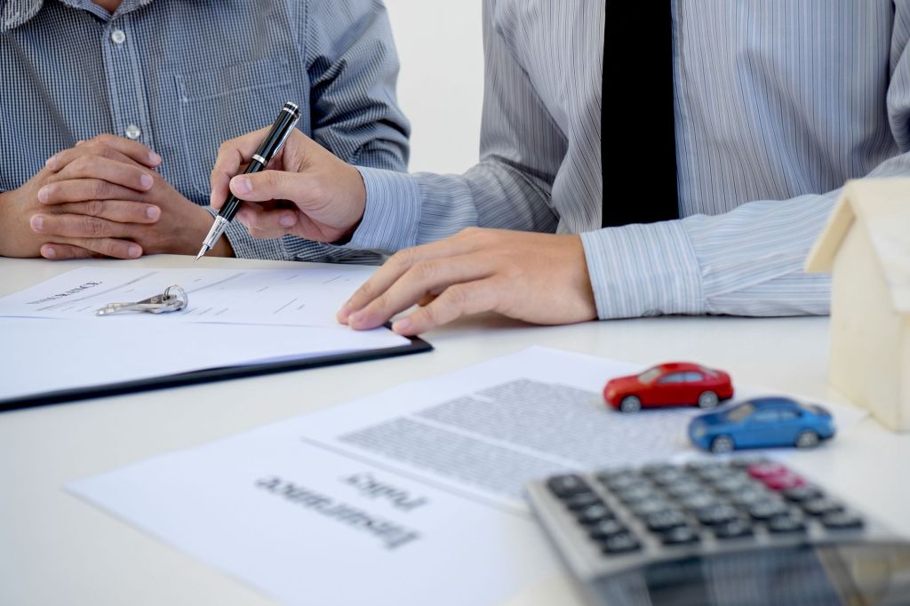 Insurance Broker / Photo: Pattanaphong Khuankaew / Dreamstime.com