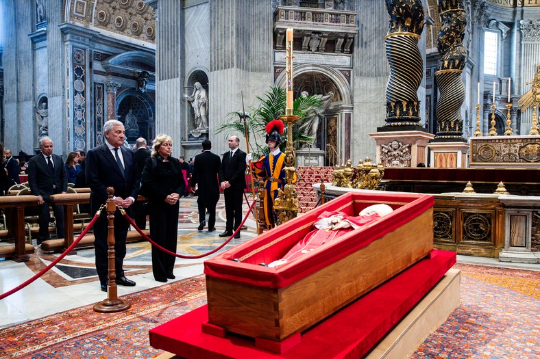 The pope's body exhibited in a casket in the Basilica of St. Piotr
