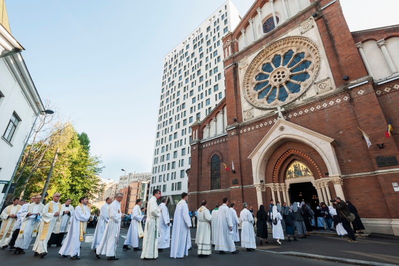 Where and when Pope Francis pays homage to Romania / how many Roman Catholics there are in the country