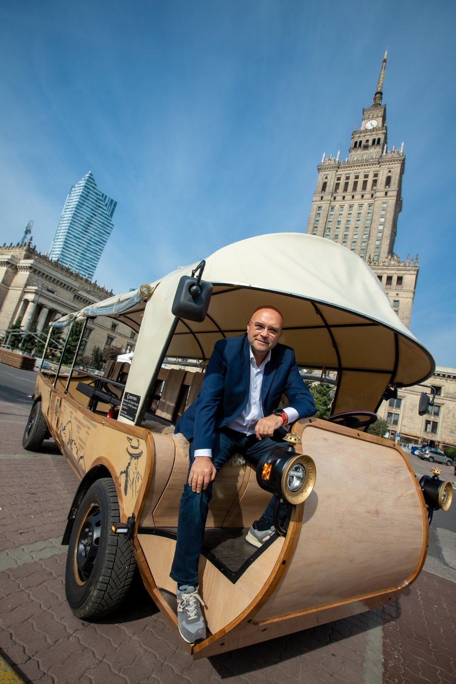 Albert Gryszczuk, president of Innovation AG, says that the e -flexion will fill the gap between two extreme types of electric vehicles - small meleks and large buses
