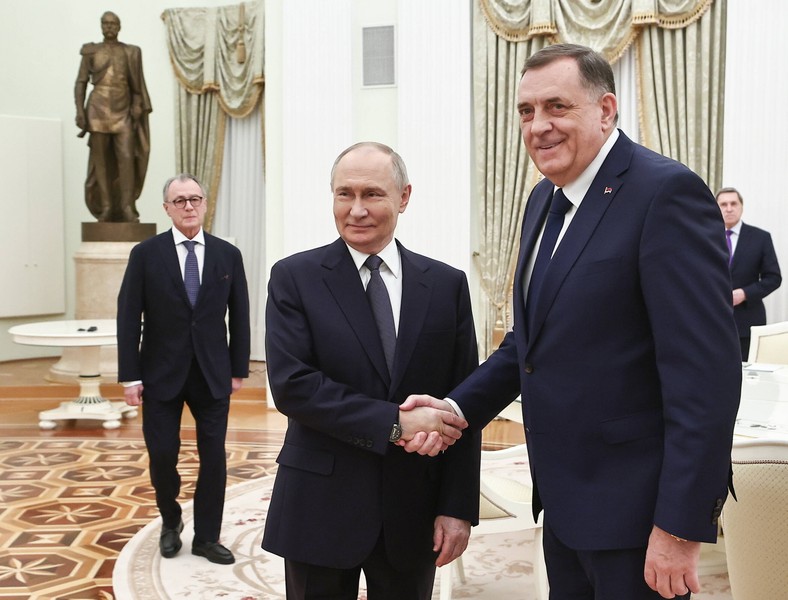 Prezydent Rosji Władimir Putin (Ś) i przywódca bośniackich Serbów Milorad Dodik (P) podczas ich spotkania na Kremlu w Moskwie, Rosja, 1 kwietnia 2025 r.