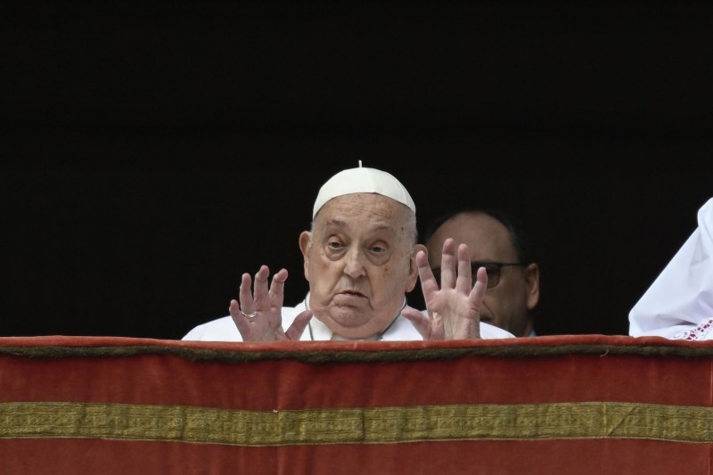 Video gesture surprise at Pope Francis of Easter. The crowd of St. Peter's Square reacted with enthusiasm