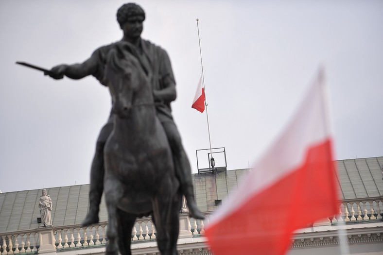 The flag at the Presidential Palace, abandoned to the mast, during national mourning