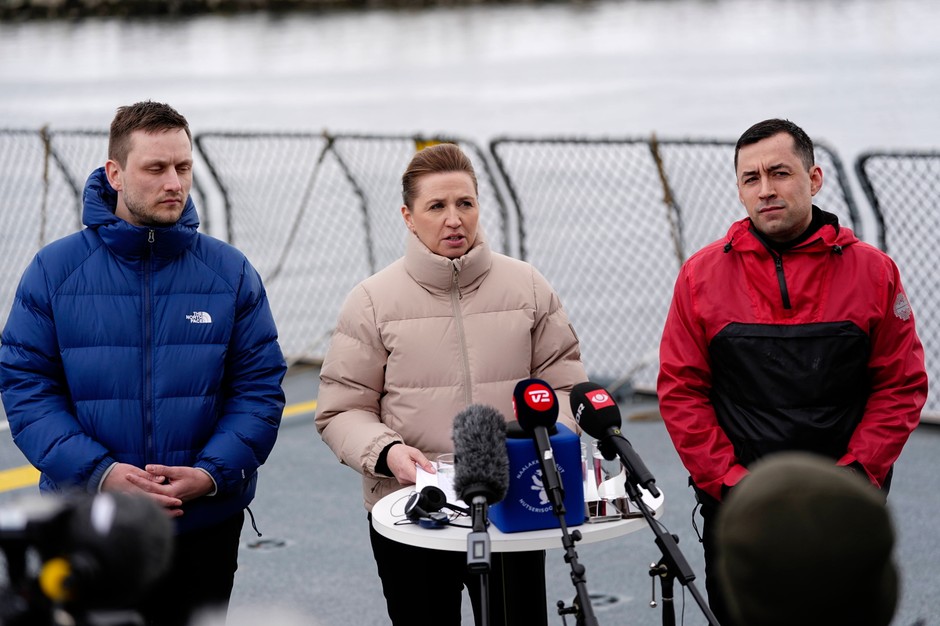 Premier Danii Mette Frederiksen (Ś), były premier Grenlandii Mute Bourup Egede (P) i nowy szef rządu Jens-Frederik Nielsen (L) podczas konferencji prasowej na pokładzie statku inspekcyjnego duńskiej marynarki wojennej Vaedderen w Nuuk na Grenlandii, 3 kwietnia 2025 r.
