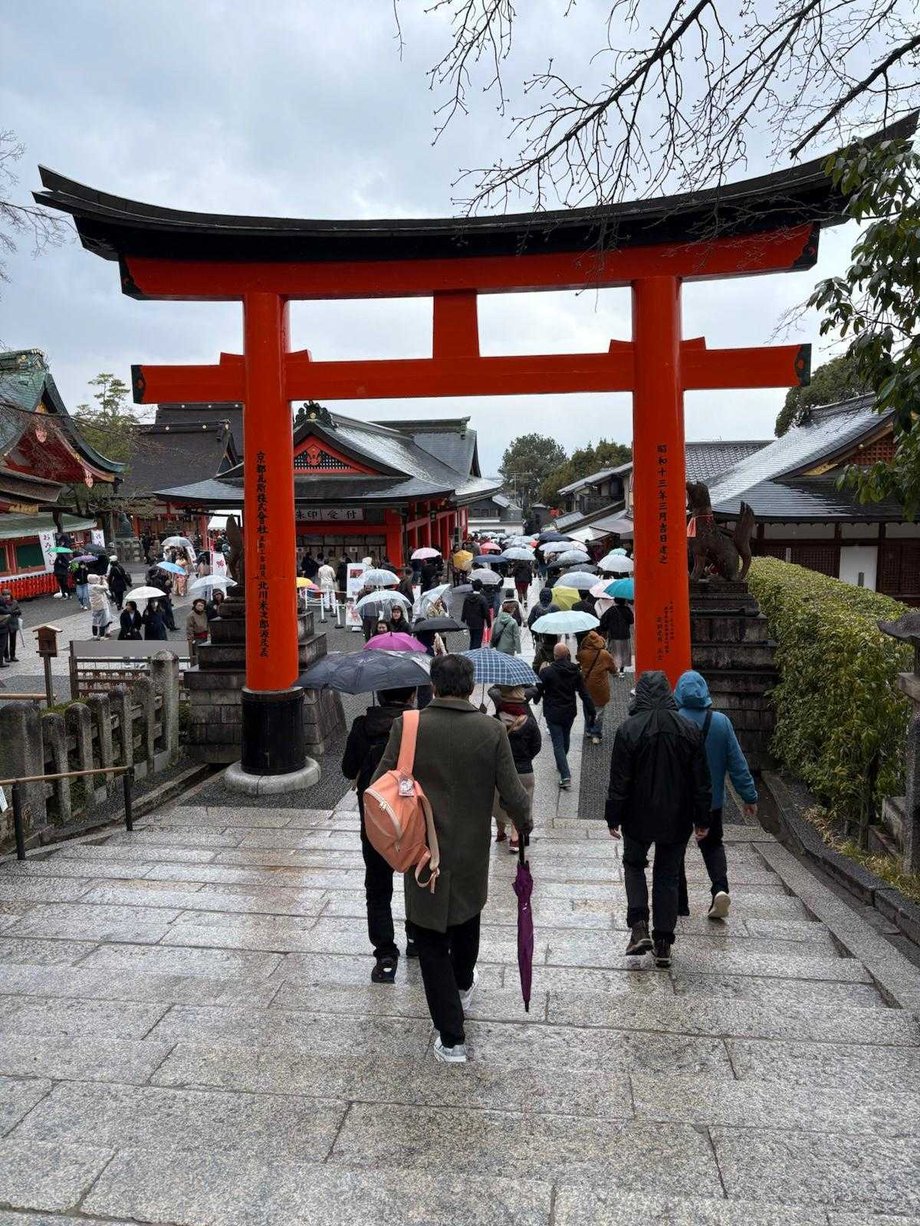 Popularna świątynia Fushimi Inari-taisha z licznymi bramami tori jest oblegana nawet w deszczu. Mało komu chce się jednak wędrować daleko pod górę. Tam wyżej jest już luźniej. Sprawdzone na własnej skórze