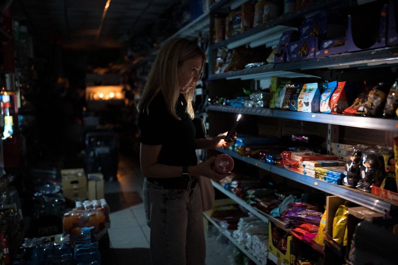 People doing grocery purchases during power supply breaks, Madrid, April 28, 2025.