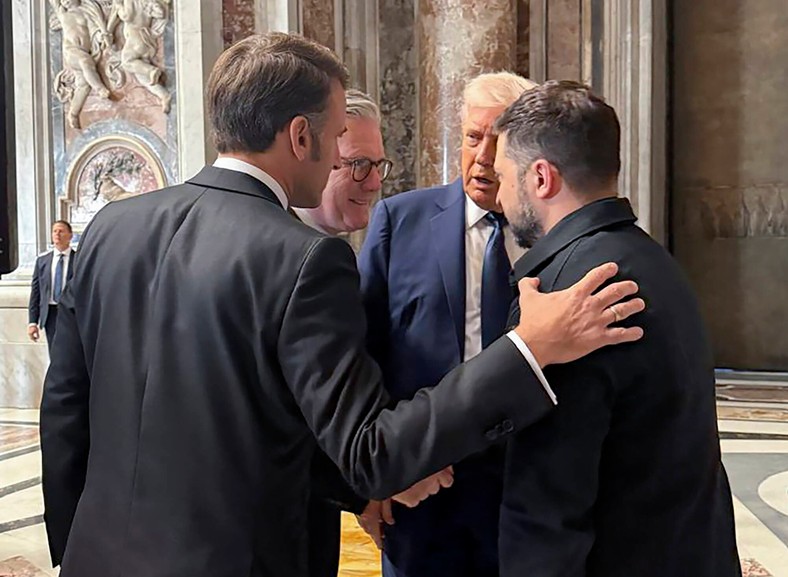 French President Emmanuel Macron, Prime Minister of Great Britain Keir Starmer, US President Donald Trump and the President of Ukraine Volodymyr Zełenski talk before the funeral mass of Pope Francis in St. Piotr in the Vatican, April 26, 2025.
