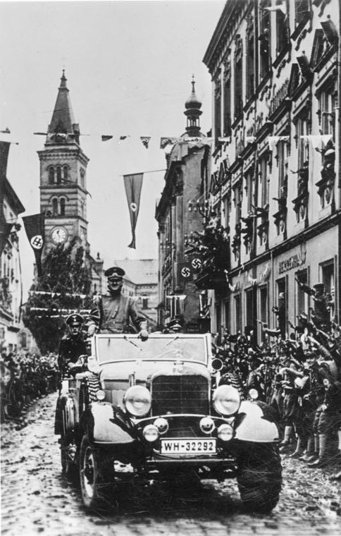 Adolf Hitler w terenowym Mercedesie W31, 1938 r.