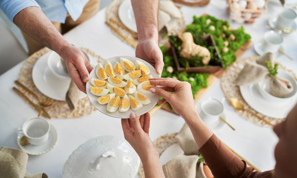 How is Easter breakfast with which presidential candidate? Poles indicated