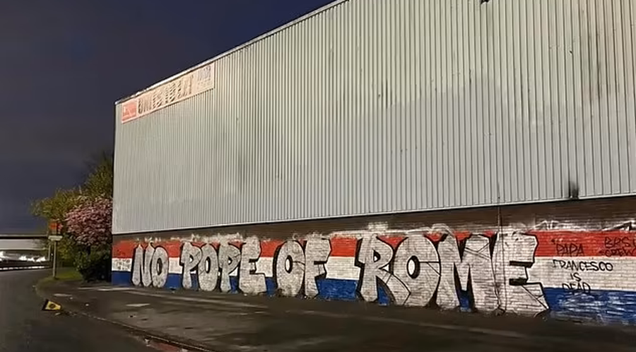The graffiti of Rangers War between the fans of Rangers and Celtic, after the death of Pope Francis »the gesture of the supporters of Ianis Hagi's team has revolted everyone