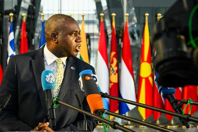David Lammy, the British Minister of Foreign Affairs, speaks to the press after arriving at the headquarters of NATO. Brussels, April 4, 2025