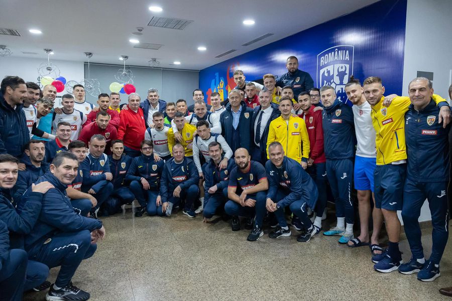 Marcel Ciolacu was photographed with the national team, in the cantonment, after obtaining the qualification at Euro 2024. Photo: Facebook/Marcel Ciolacu GSP sources: The Romanian Government would plan a mass travel to Vienna on the occasion of the Austria - Romania football match! + FRF assaulted by politicians for the June 7 match