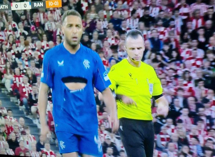 Cyriel Dessers, with the t -shirt broken in Athletic Bilbao - Rangers