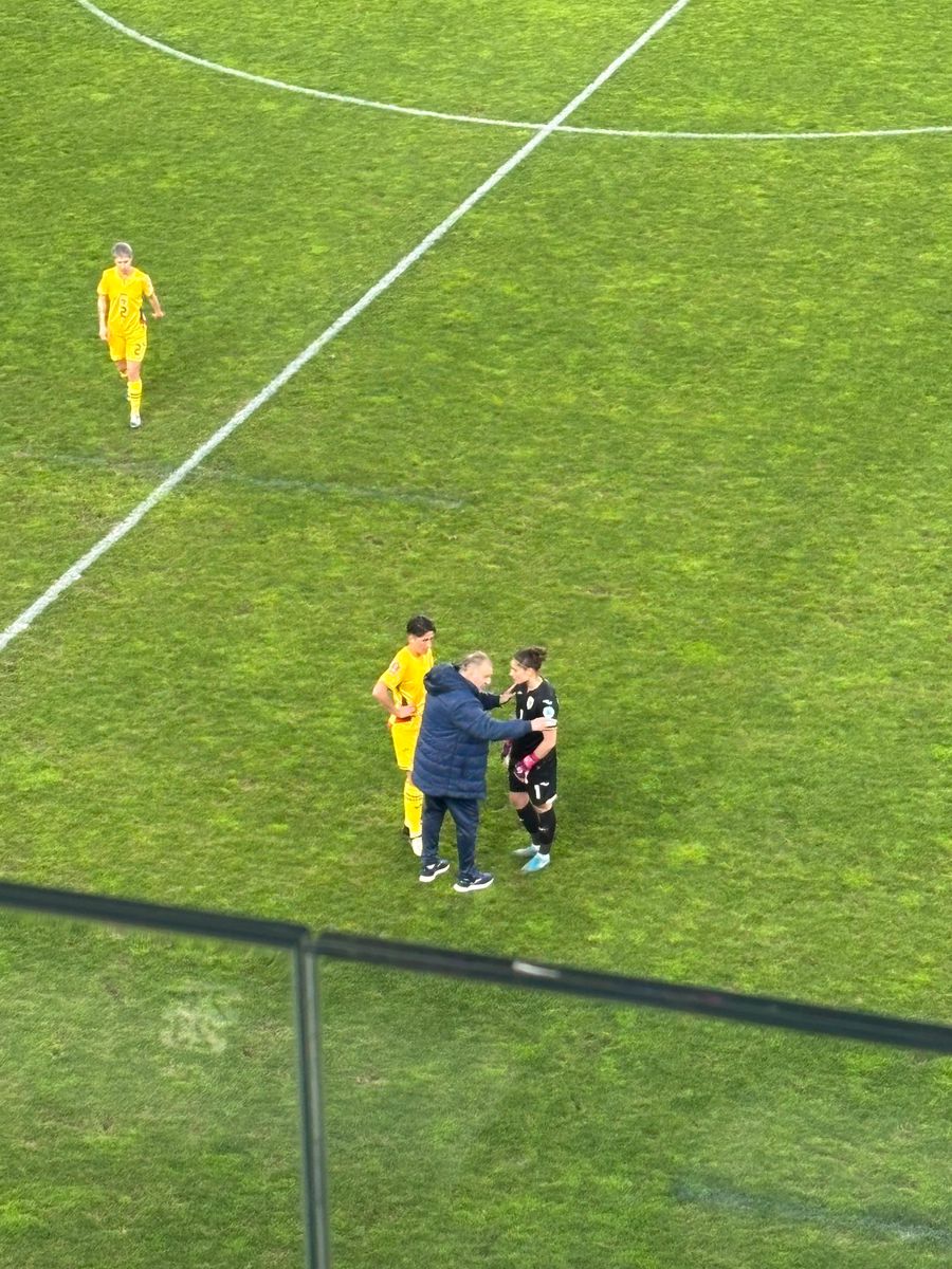 8 Strong details from Romania's match. The players hugged and gave autographs to the children + huge difference from men's football, which cried out of the stands