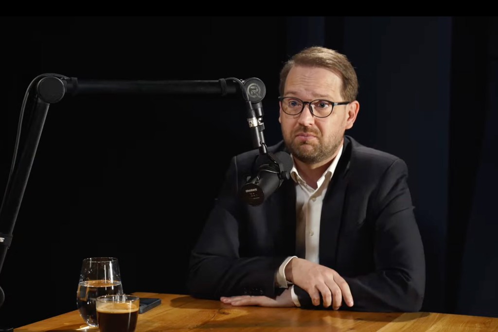 Dominic Fritz, in interview at Hotspot