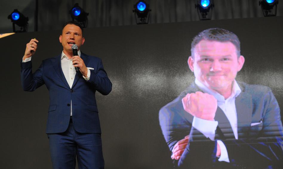 Mentzen lost to Hołownia. The court ordered to rectify false information