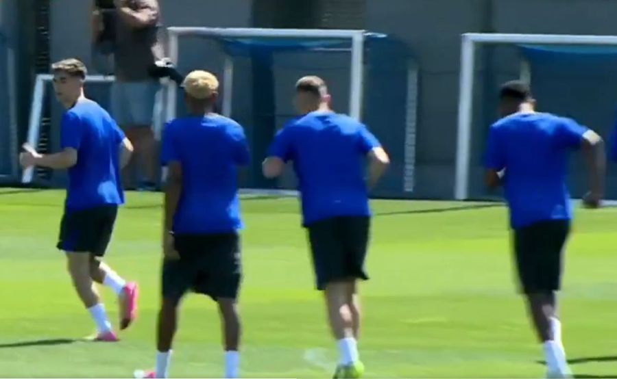 Scandal in Barcelona: Four players were late! »How did coach Hansi Flick + react
