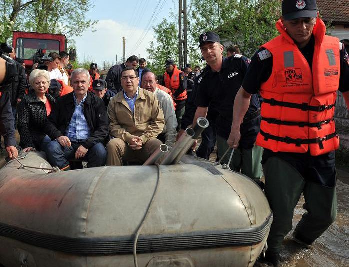 Liviu Dragnea, framed by Victor Ponta and Doina Pana, in the boat, on the Ulitele from Teleorman, photo: the Romanian Government