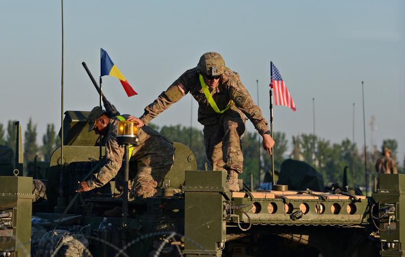 American soldiers preparing a stryker armored carrier, photo: hotnews.ro / Victor Cozmei