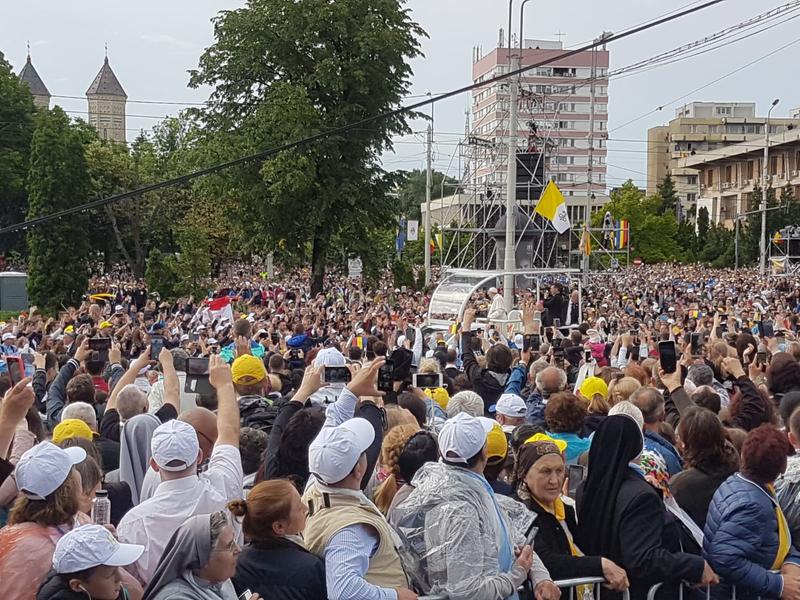 Pope Francis greet the thousands of pilgrims in Iasi, photo: Ziarul de Iasi