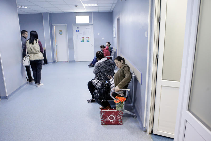 Patients waiting on the hospital hall, photo: Inquam Photos / George Călin