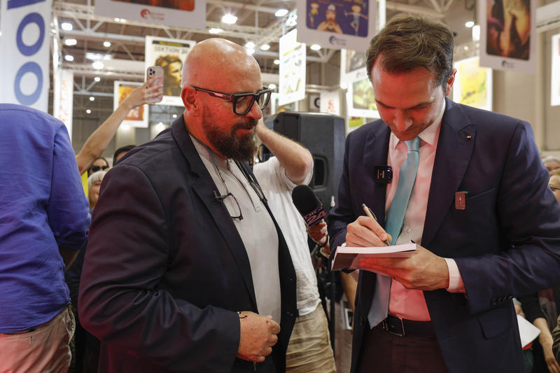 Cristian Popescu Piedone and Sebastian Burduja at Bookfest 2024, photo: Inquam Photos / Octav Ganea