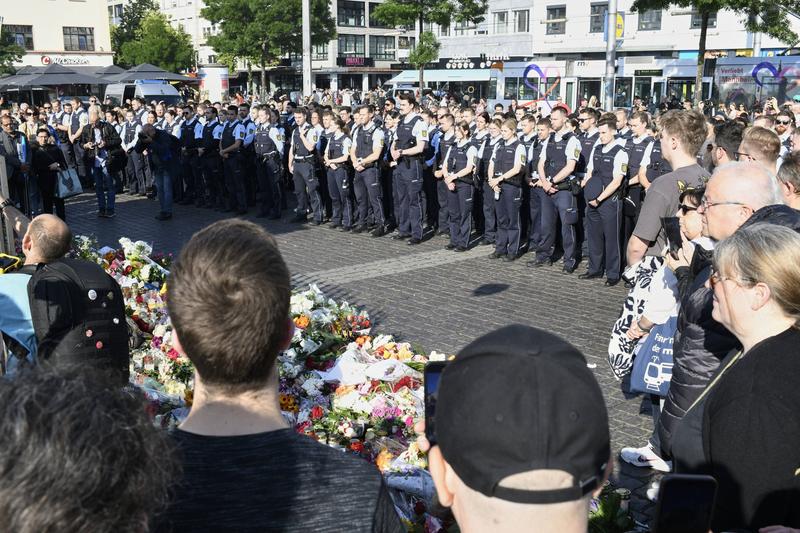 The colleagues of the dead policeman in Mannheim bring him one last tribute, photo: Peter Henrich / Hen-Foto / Imago Stock & People / Profimedia