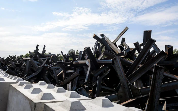 Anti -tank hedgehogs and concrete blocks near the Latvian border with Russia Photo: Getty Images