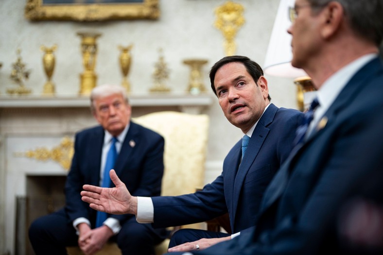 US President Donald Trump (L), US Secretary of State Marco Rubio (Ś) and US Secretary of Treasury Scott Bessent in the Oval Office of the White House in Washington, USA, April 24, 2025.