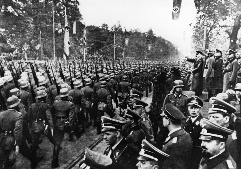 Defilada wojsk niemieckich w Alejach Ujazdowskich w Warszawie, 5 października 1939 r.