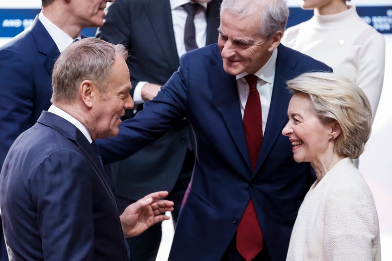 Polish Prime Minister Donald Tusk (L), Norway Prime Minister Jonas Gahr Store (Ś) and chairwoman of the EC Ursula von der Leyen (P) during the peak of the 