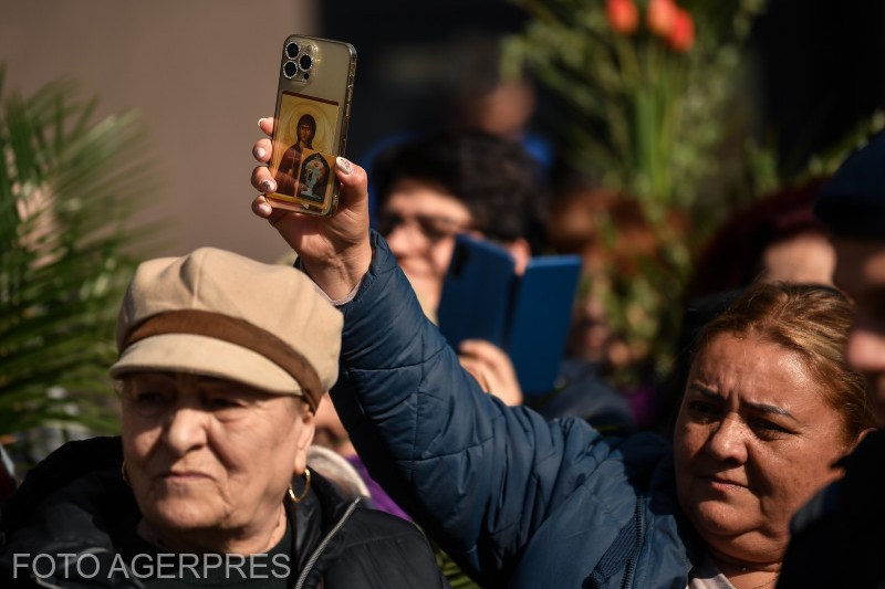 Thousands of believers and priests participated in the flower pilgrimage in the capital. Patriarch Daniel: A confession of faith in Christ the crucified and resurrected