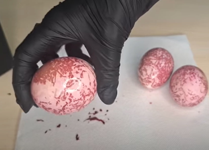 Heat it in a pan - and you will get spectacular paints. A simple way to paint eggs in Easter photo 1