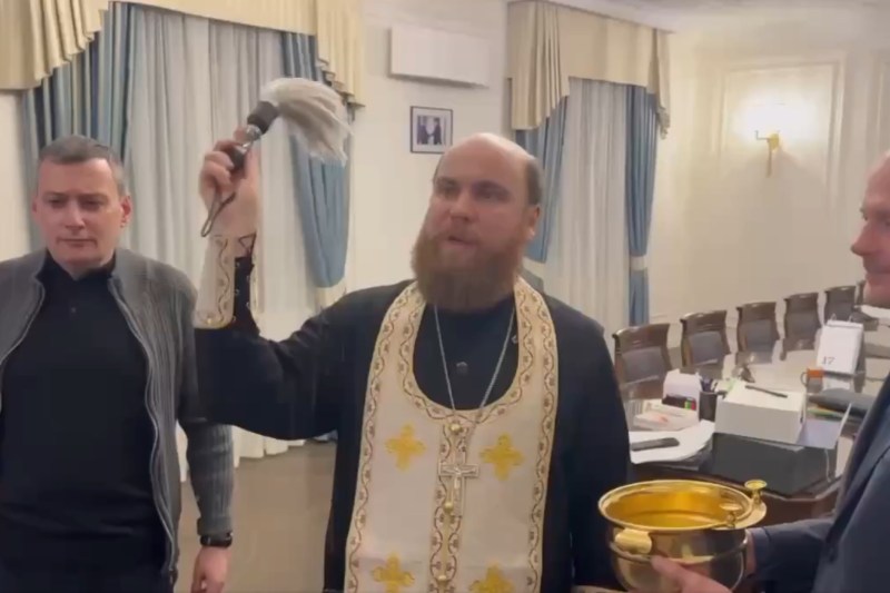 Video Kursk governor brought an Orthodox priest to sanctify his office with Agheasm, after his predecessor was arrested for corruption