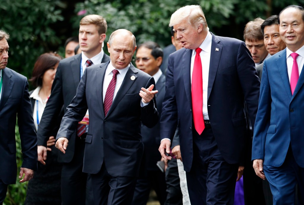 Vladimir Putin and Donald Trump at a meeting in Danang, Vietnam, November 2017. Photo: Jorge Silva / AP / Profimedia