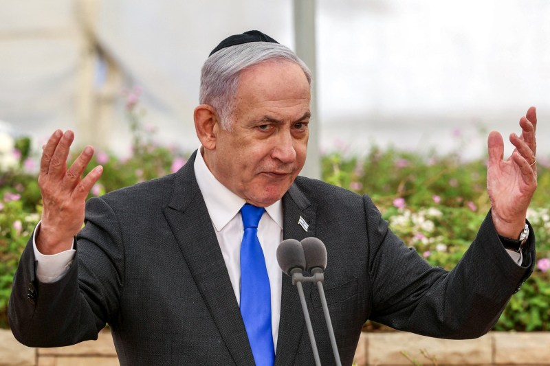Chief Shin Bet claims that Netanyahu asked him to delay his corruption process. The Israeli prime minister denies the accusation