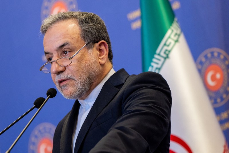The first reactions of Iran and United States after Oman's discussions / two delegations stood in separate rooms