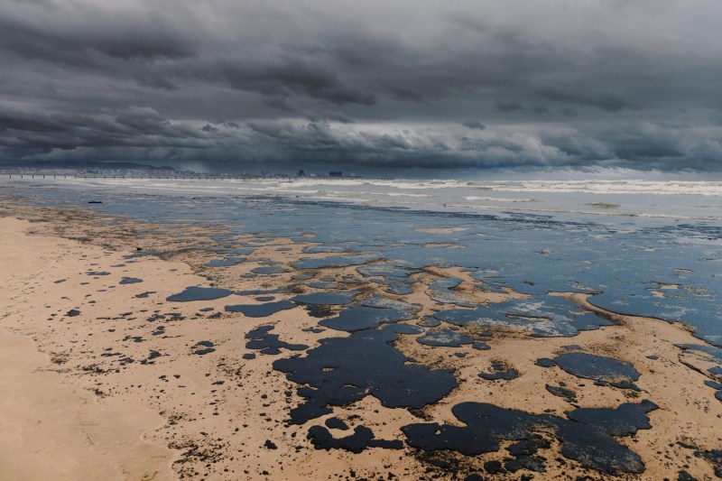 The Black tide caused by the failure of two Russian oils further pollutes the beaches and disrupts the tourist season at the Black Sea