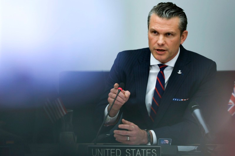 The head of the Pentagon threatens to hit Iran strongly if nuclear negotiations fail. 