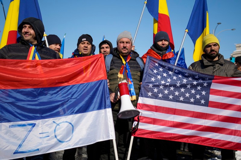 Survey: How many of the Romanians believe that Romania should approach Russia or leave NATO and EU