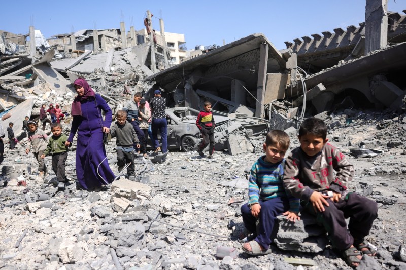 Palestinian children in front of buildings destroyed in an Israeli attack, Photo: Bashar taleb / AFP / Profimedia