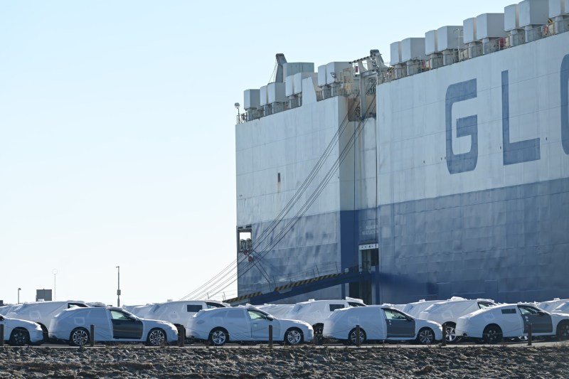 Where he decided to hold his new, already delivered cars, one of the largest car companies in Germany, full of Trump's customs duties