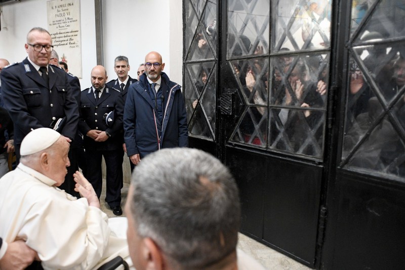Video Pope Francis, unexpected visit to a prison in Rome, before Easter. How the detainees greeted him