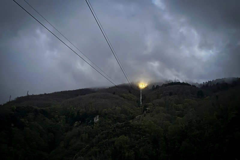 Tragedy in Italy: a cable car crashed after the cable broke, near Naples. Four people died
