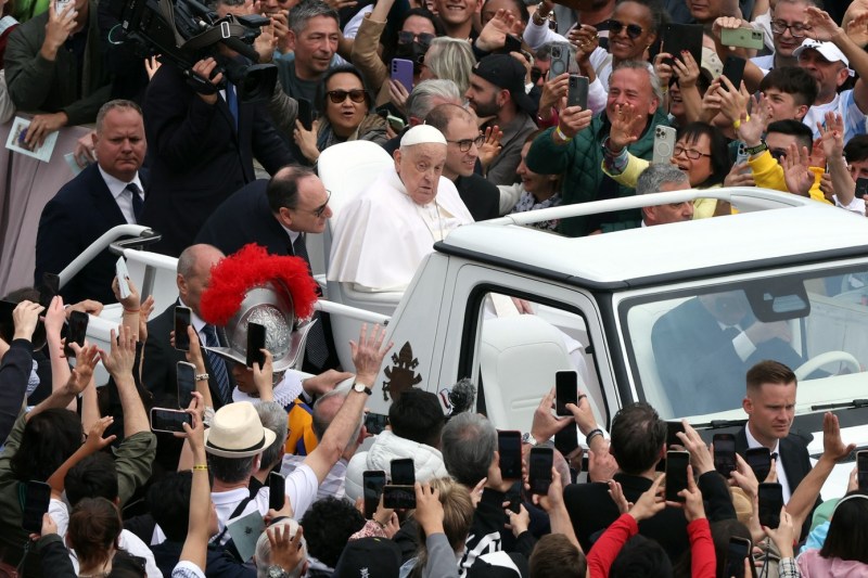 Pope without red shoes - in the last hours of his life, went among people. Convinced that there is God there