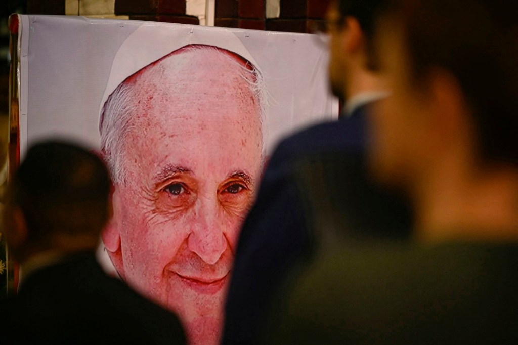 Prayer in the memory of Pope Francis at the Cathedral of Saint Mary of Yangon, Myanmar, April 22, 2025. Photo: Sai Aung Main / AFP / Profimedia