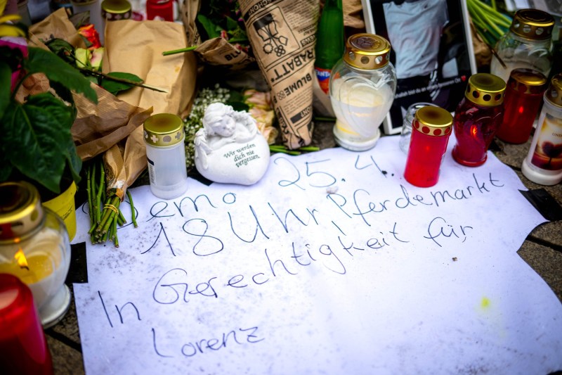Man of color, deadly shot by a German policeman. The forensic expert shows that the bullets were pulled from behind
