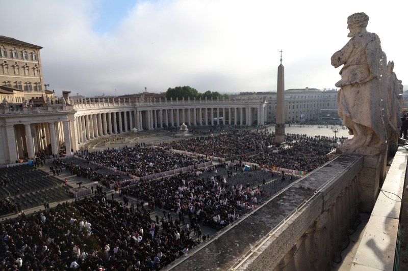 Photo impressive images from the Vatican. Thousands of people gathered in St. Peter's Square for Pope's funerals
