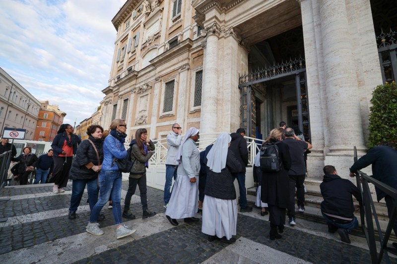 Photo dozens of people stand in line to visit Pope Francis's grave from Santa Maria Maggiore Basilica, open today to the public